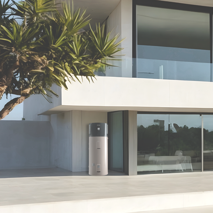 Rinnai HydraHeat installata in outdoor in un contesto domestico di pregio