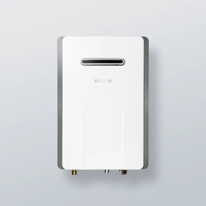 Per il tuo appartamento scegli l'acqua calda di Rinnai One 11e scaldabagno bianco vista frontale con sfondo grigio